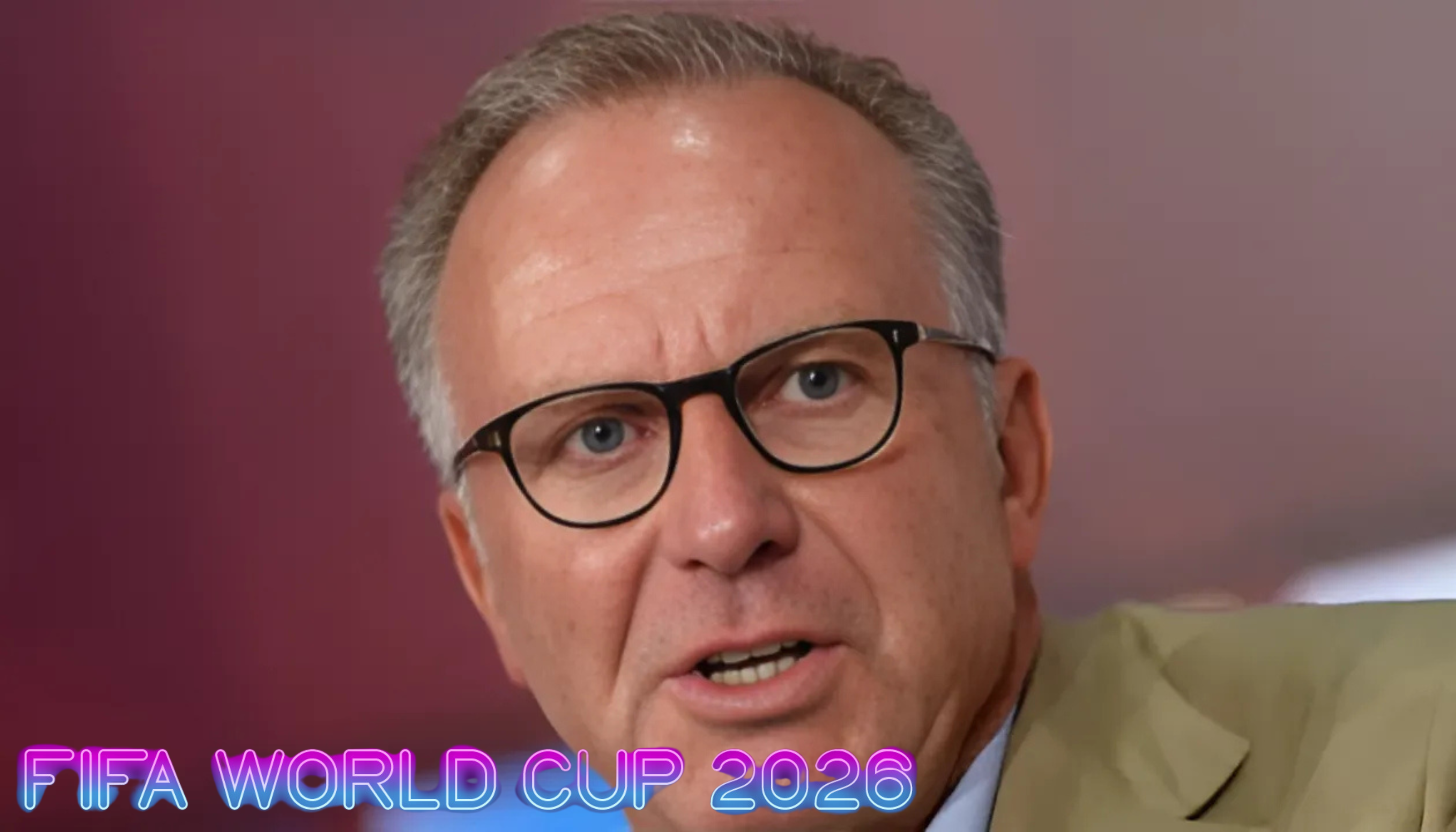 Seorang pria berbicara tentang format baru Piala Dunia FIFA 2026 di konferensi pers