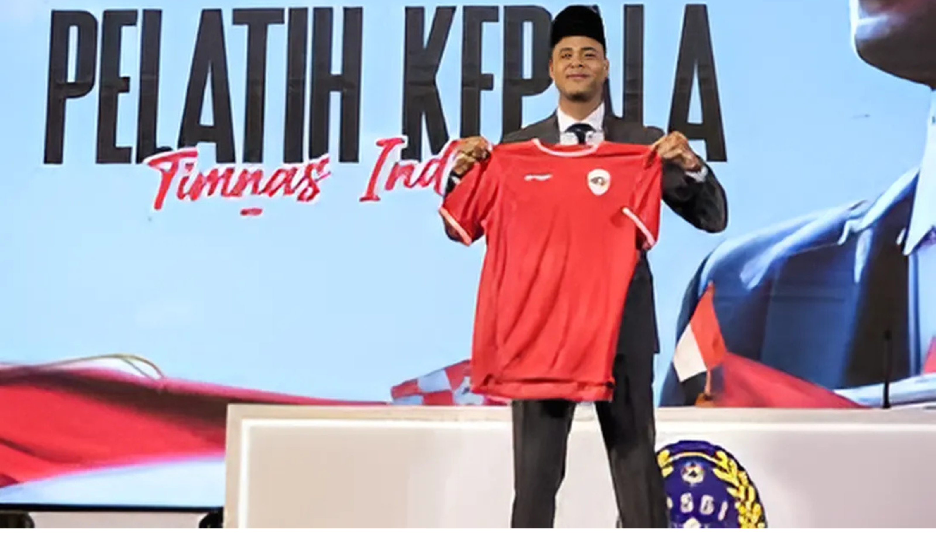 Patrick Kluivert memberikan arahan sebagai pelatih kepala Timnas Indonesia dalam konferensi pers terkait target Piala Dunia 2026 dan Olimpiade 2028