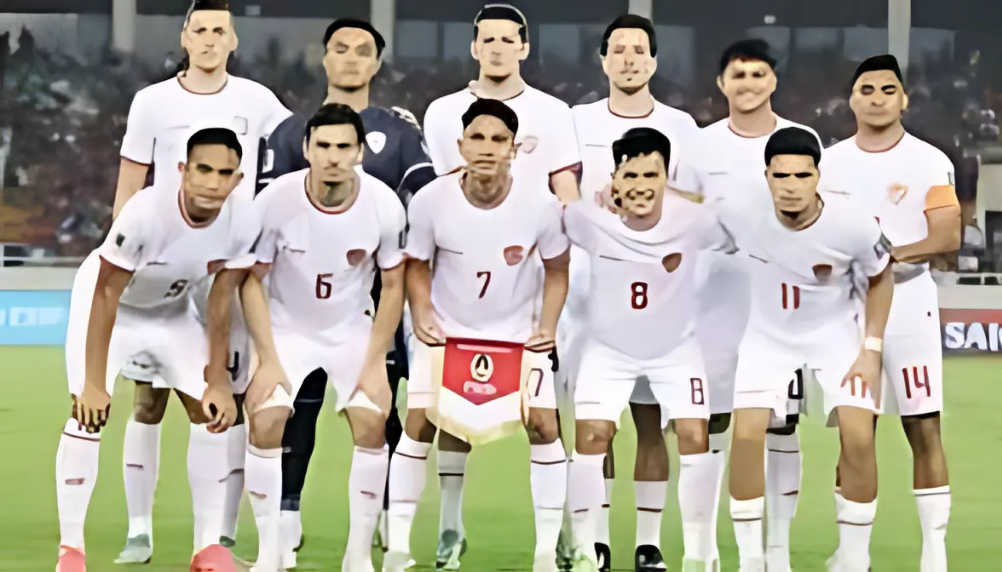 Timnas Indonesia berpose bersama sebelum pertandingan kualifikasi Piala Dunia 2026