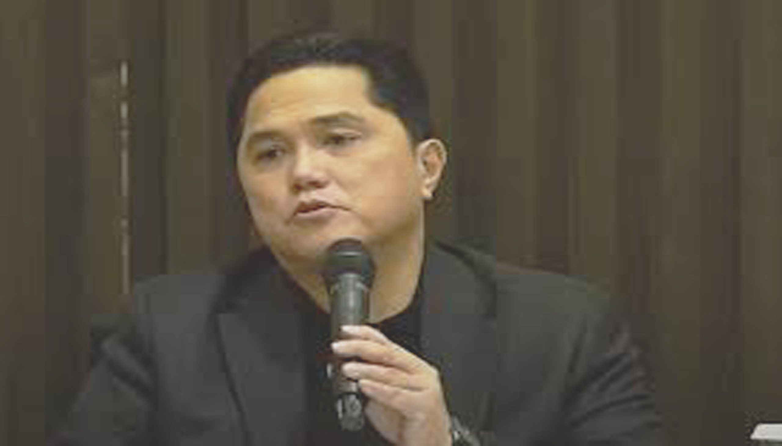 Erick Thohir sedang memberikan klarifikasi dalam press conference terkait isu pemecatan Shin Tae-yong.
