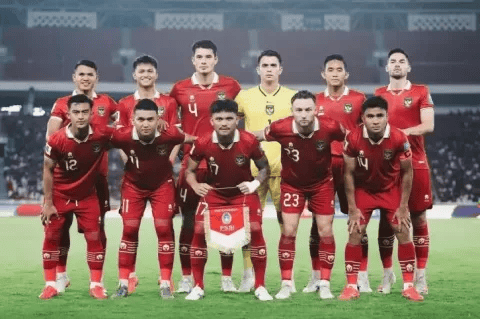 Timnas Indonesia berfoto bersama sebelum pertandingan di putaran ketiga Kualifikasi Piala Dunia 2026.