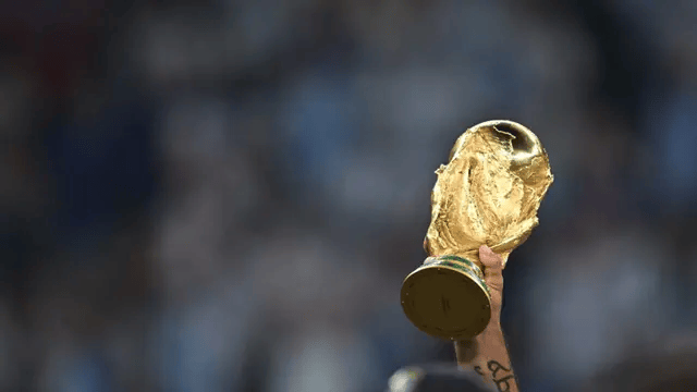 Trofi Piala Dunia FIFA dengan latar belakang hitam, melambangkan kejayaan dalam sepak bola dunia.