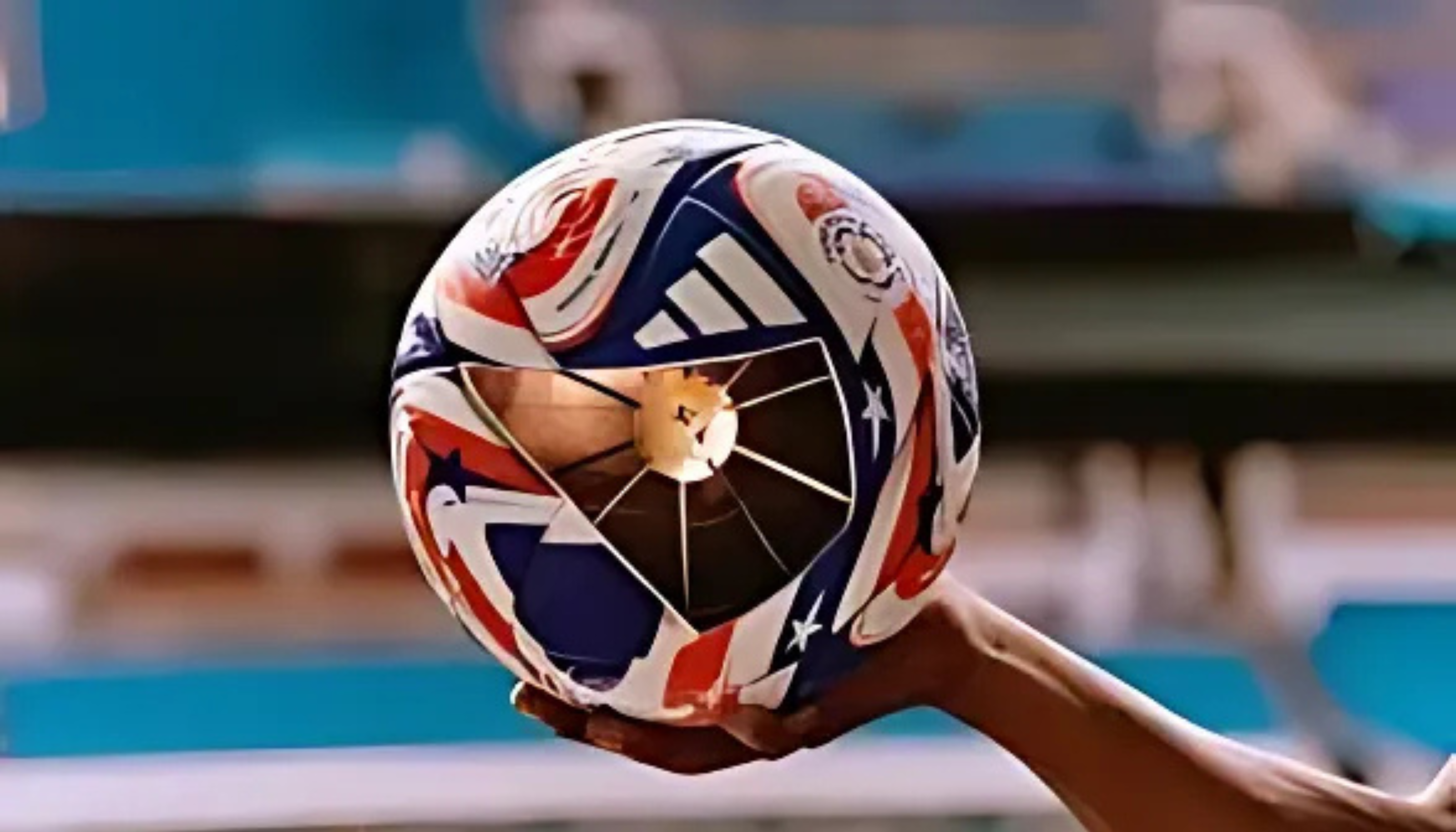 Bola resmi Adidas untuk Piala Dunia Antarklub 2025 dengan desain futuristik, latar belakang lapangan hijau