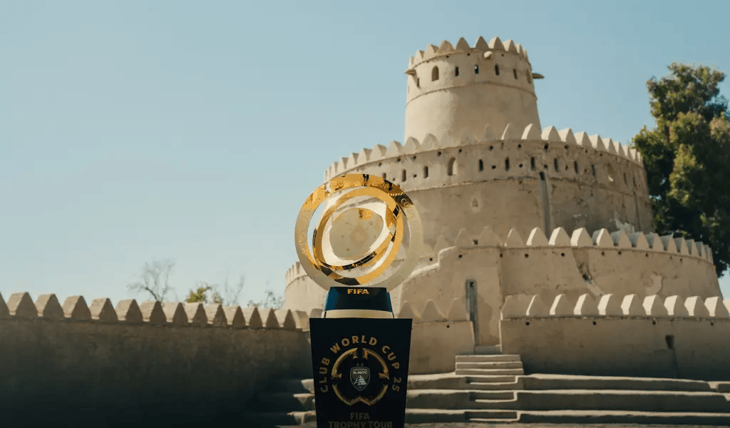 Trofi Piala Dunia Antarklub FIFA dipajang dalam acara tur trofi di Al Ain, dengan latar belakang arsitektur khas Timur Tengah.
