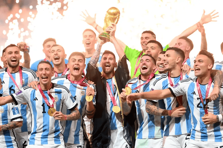Lionel Messi mengangkat trofi Piala Dunia FIFA 2022 di Stadion Lusail, dikelilingi oleh rekan setimnya yang merayakan kemenangan Argentina.
