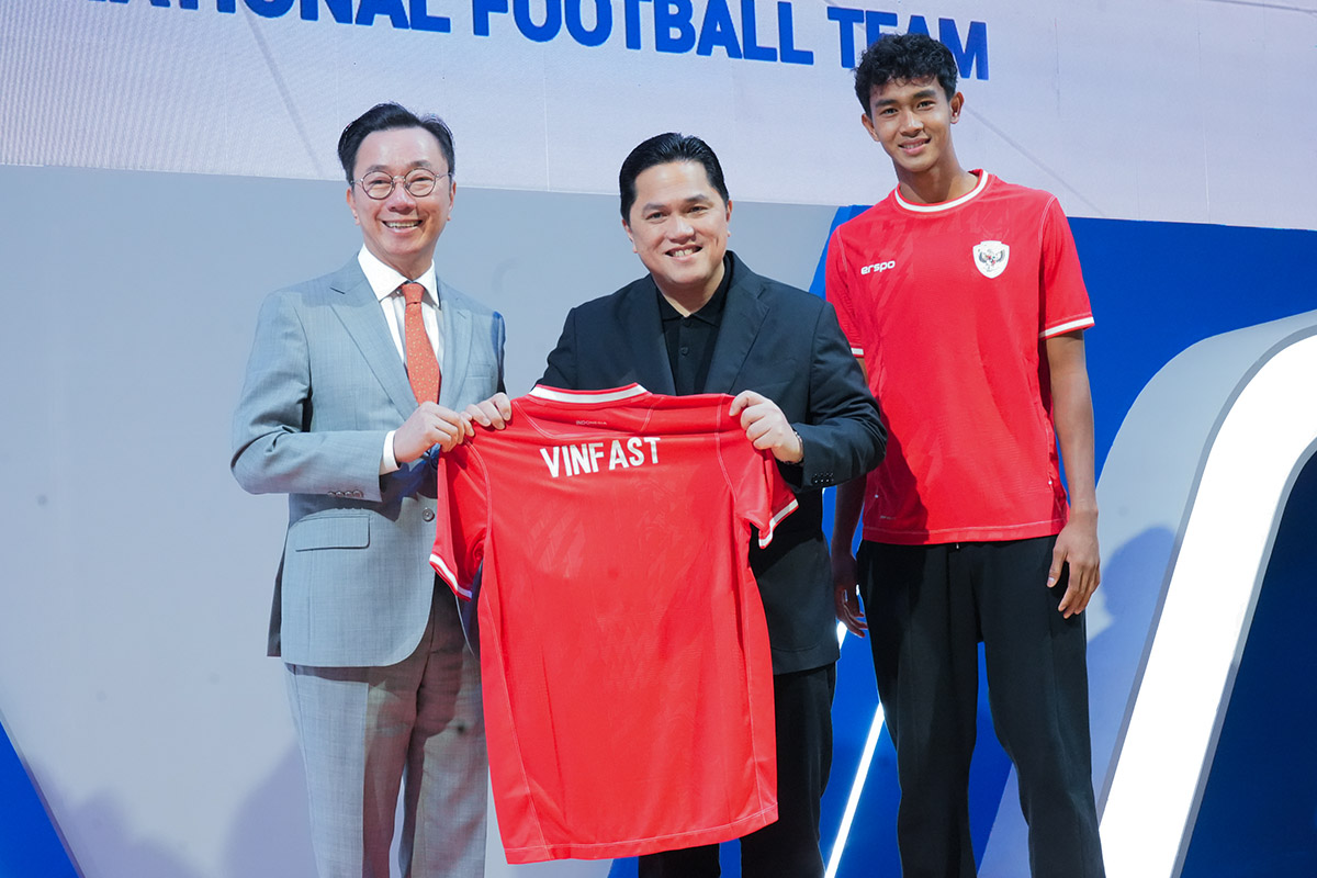 Logo VinFast berdampingan dengan lambang Timnas Indonesia di latar belakang stadion, menggambarkan kolaborasi resmi untuk Piala Dunia 2026