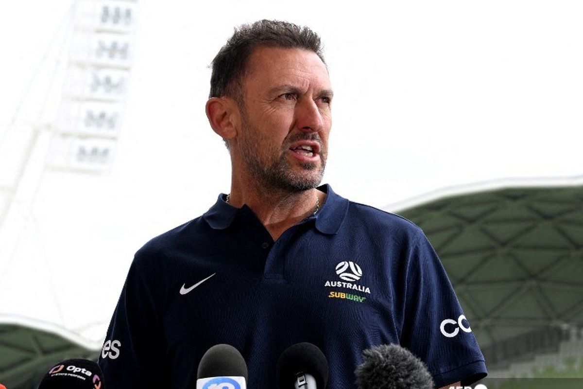 Seorang pria memberikan wawancara tentang pertandingan Timnas Indonesia vs Australia