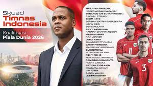 Patrick Kluivert mengumumkan skuad Timnas Indonesia untuk kualifikasi Piala Dunia 2026, dengan latar belakang poster informasi tentang tim.