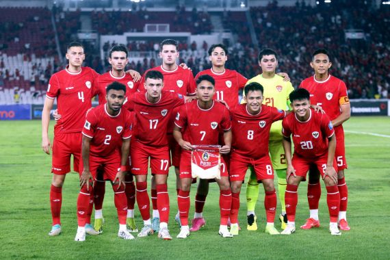 "Stadion megah yang sedang dalam tahap renovasi untuk menyambut Piala Dunia 2026 di Indonesia, dengan tribune penuh dan pemain sepak bola di lapangan."
