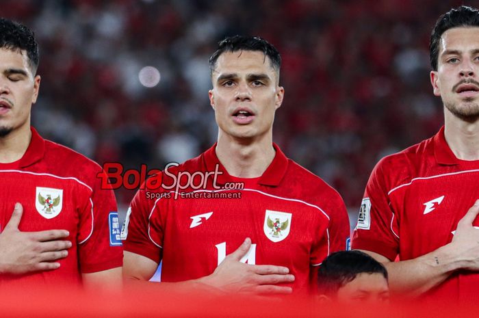 Joey Pelupessy bersama rekan setim mengenakan jersey Timnas Indonesia.