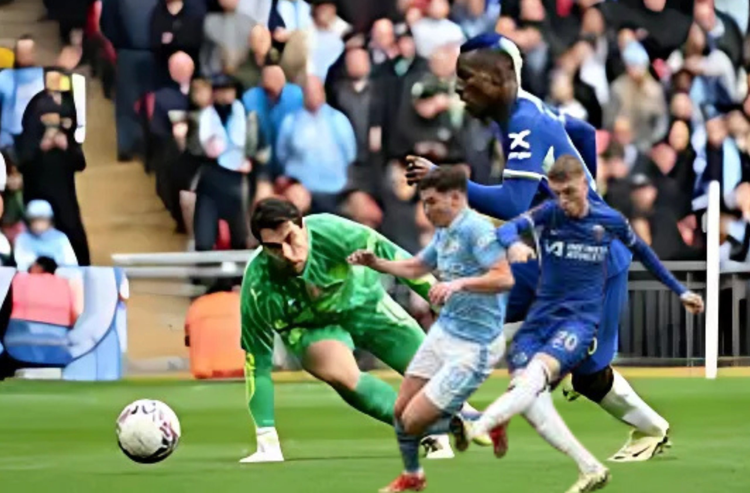 Pemain Manchester City dan Chelsea berebut bola di tengah lapangan dalam laga semifinal FA Cup di Stadion Wembley