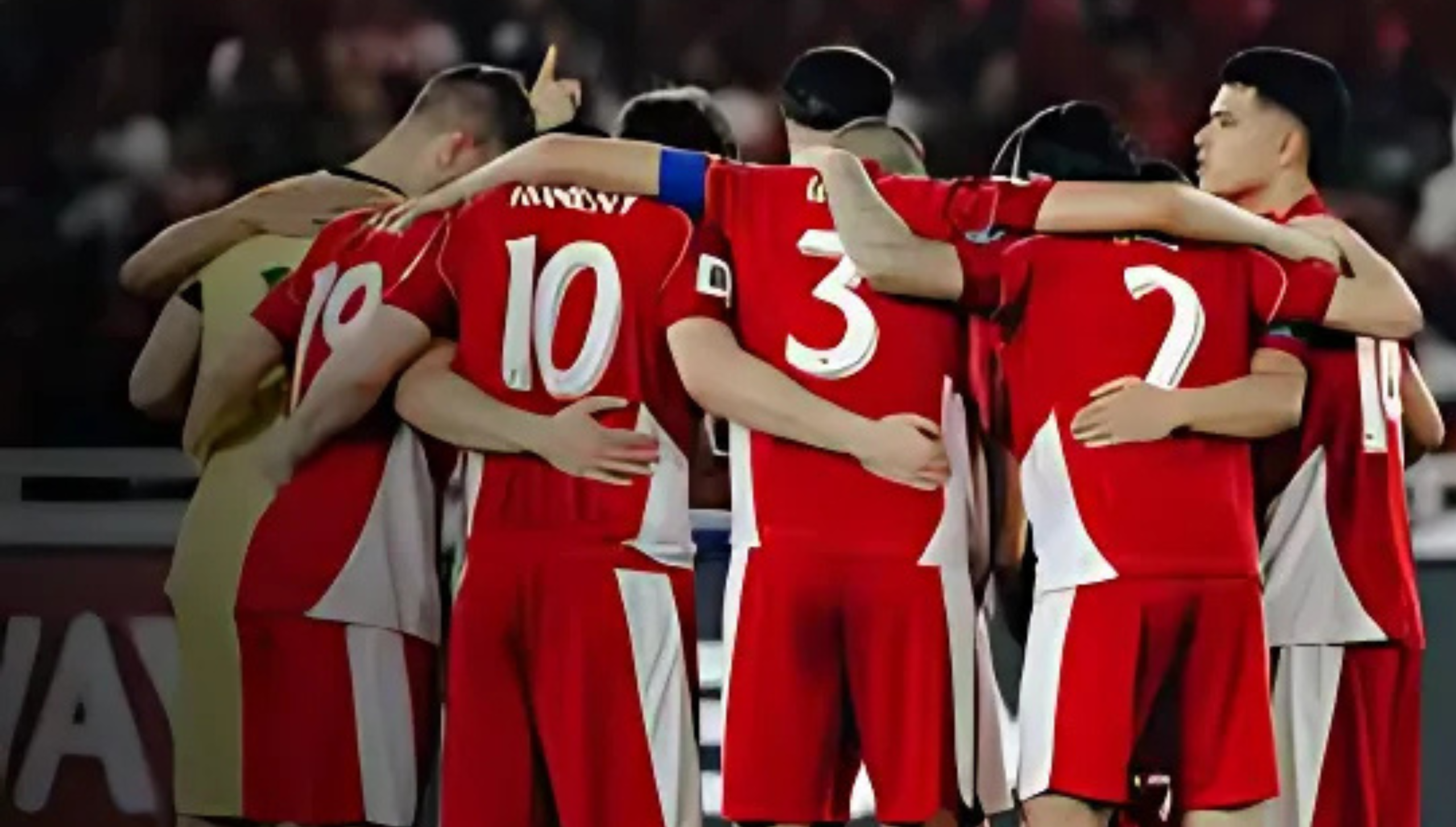 Pemain Timnas Indonesia berdiri berjajar sebelum pertandingan dimulai, mengenakan seragam merah dengan nomor punggung.