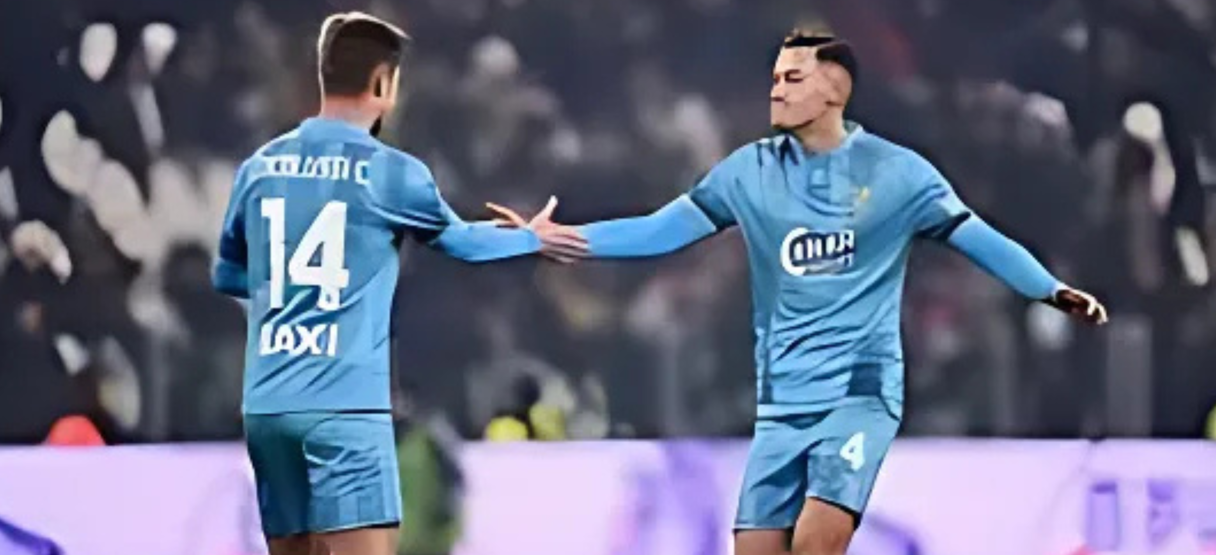 Dua pemain sepak bola merayakan gol dengan melakukan tos di lapangan