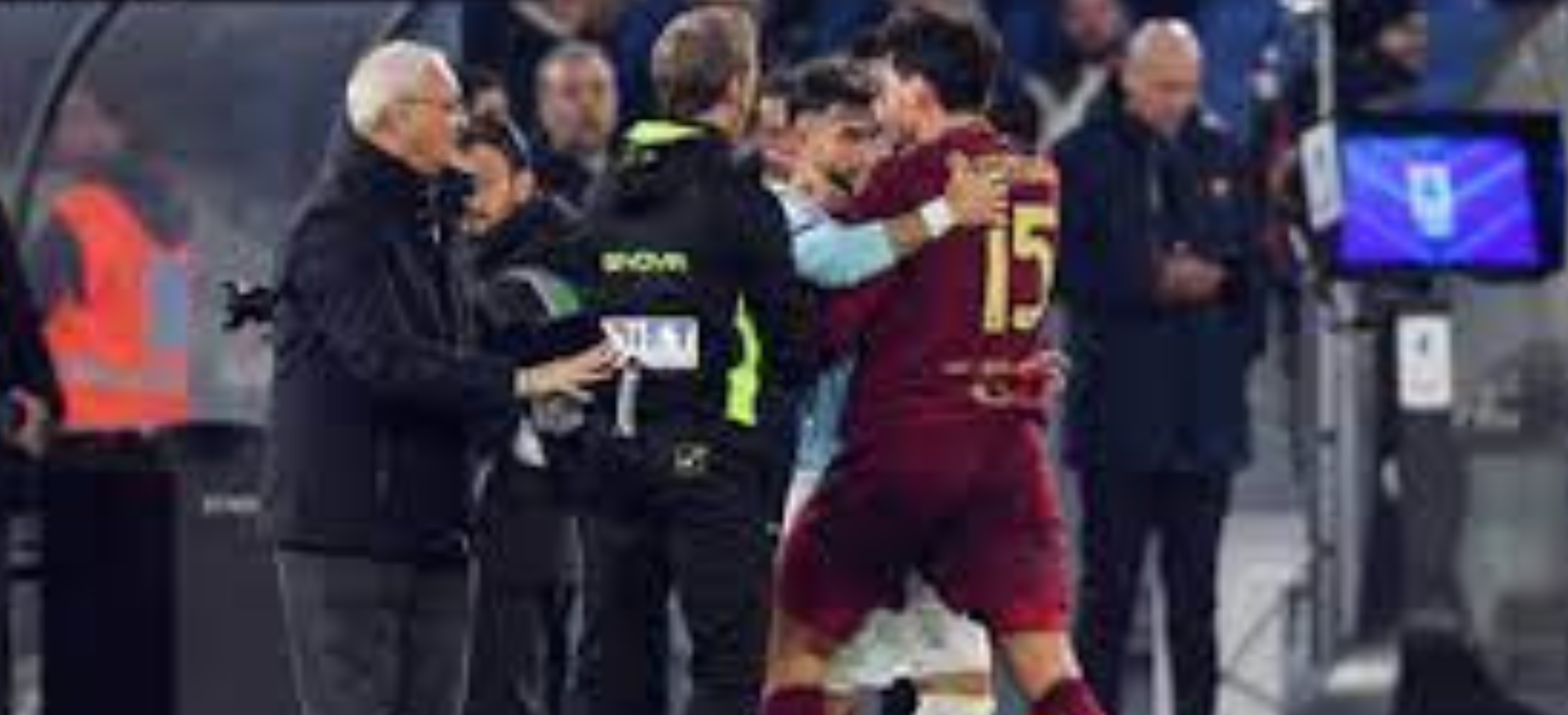 Pemain dari tim A dan tim B berebut bola dalam pertandingan sepak bola yang berlangsung sengit