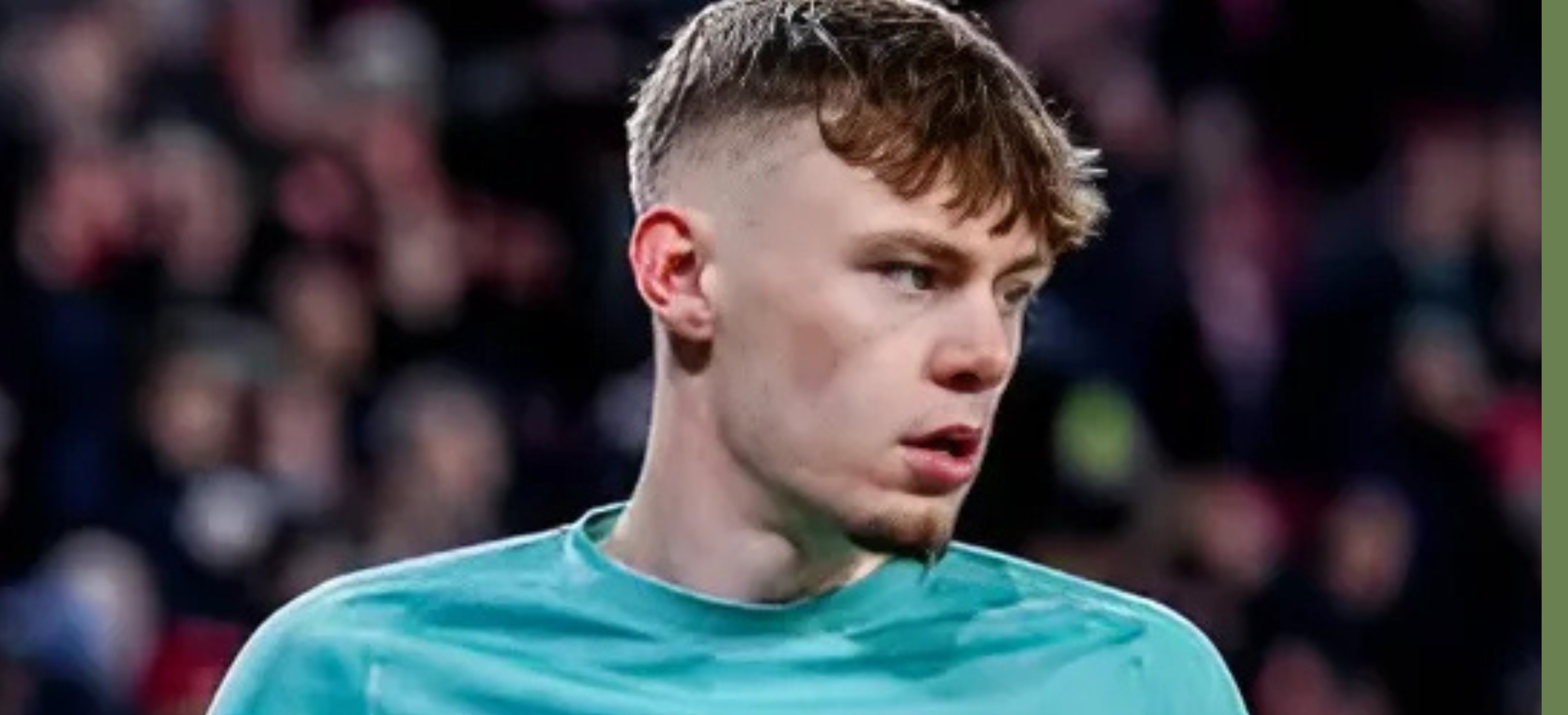 Pemain Liverpool, Conor Bradley, sedang bersiap dalam pertandingan melawan Fulham