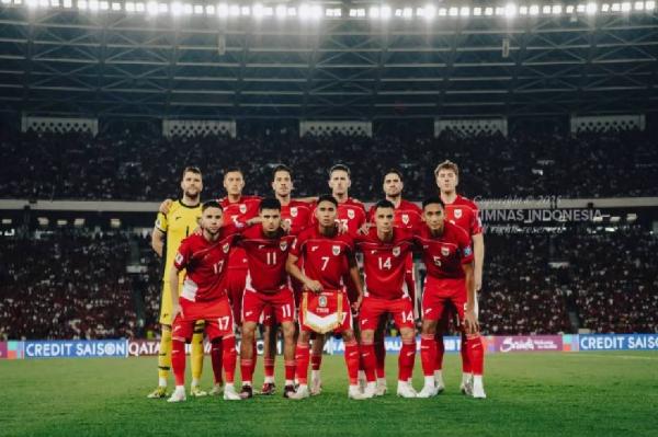 Skuad lengkap Timnas Indonesia berfoto bersama sebelum pertandingan di stadion.