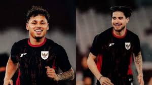 Pemain Timnas Garuda tampak bersemangat saat laga internasional, mengenakan jersey hitam.