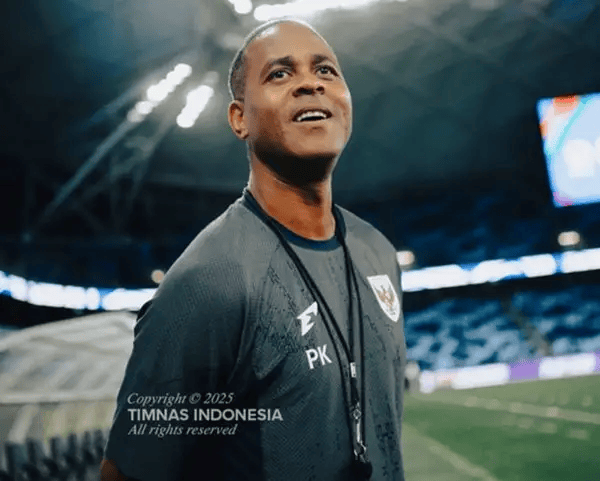 Pelatih Timnas Indonesia, Patrick Kluivert, memberi instruksi saat sesi latihan jelang laga melawan China.