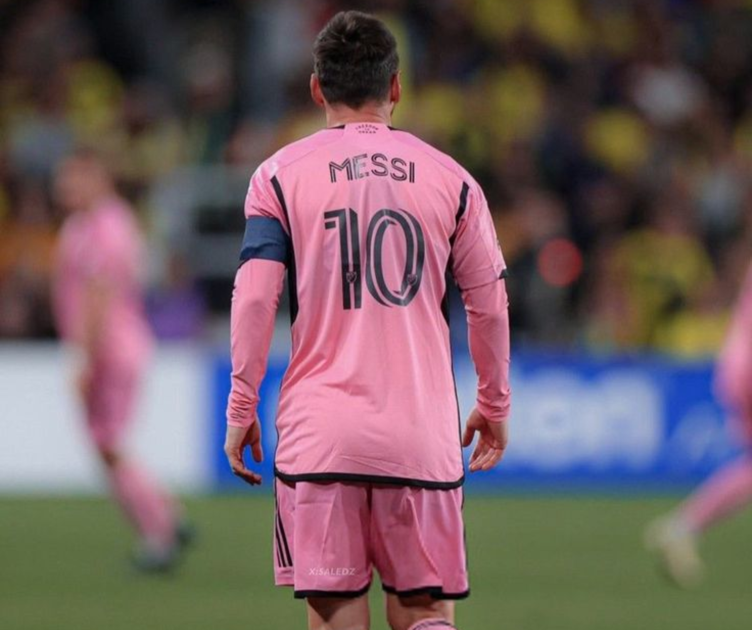 Isu kemungkinan kembalinya LIONEL MESSI, ke Barcelona kembali menjadi perbincangan hangat di kalangan penggemar sepak bola setelah Inter Miami tersingkir di Piala Dunia Antarklub 2026 usai dibantai Paris Saint-Germain (PSG) 0-4. Dilansir dari jurnalis ESPN Argentina, Esteban Edul, menyebutkan bahwa Messi kini tengah mempertimbangkan untuk pindah ke liga yang lebih kompetitif sebagai persiapan menghadapi Piala Dunia 2026 yang hanya tinggal enam bulan lagi. Messi, yang memimpin Argentina meraih juara di Piala Dunia 2022 di Qatar, akan memasuki Piala Dunia 2026 sebagai juara bertahan. Jika ia memutuskan untuk meninggalkan klub MLS tersebut, nama Barcelona tentu saja akan kembali muncul, mengingat hubungan emosional yang kuat antara Messi dan klub yang membesarkan namanya. Namun, meskipun Barcelona mungkin tertarik untuk mendatangkan Messi kembali, namun sejumlah laporan terbaru menunjukkan bahwa bintang Argentina itu tampaknya enggan untuk kembali ke Camp Nou. Hal ini disebabkan oleh hubungan Messi yang merenggang dengan Presiden Barcelona, Joan Laporta. Jurnalis Guillem Balague, yang dikenal dekat dengan Messi, mengungkapkan pada Februari bahwa La Pulga tidak akan mempertimbangkan kembali ke Barcelona selama Laporta masih menjabat sebagai presiden. Meskipun demikian, ada juga laporan yang menyebutkan bahwa pihak Barcelona mungkin berusaha untuk memperbaiki hubungan dengan Messi jika situasi memungkinkan. Dengan kontrak Messi di Inter Miami yang hanya tersisa enam bulan lagi, peluang untuk merangkai kembali cerita lama ini masih terbuka, meskipun akan ada banyak dinamika yang harus dihadapi. Di sisi lain, kabar lain datang dari jurnalis Italia, Fabrizio Romano, yang melaporkan bahwa pihak manajemen Inter Miami masih sangat tertarik untuk memperpanjang kontrak Messi. Romano menyebutkan bahwa kedua belah pihak, Messi dan Inter Miami, sudah mulai melakukan langkah-langkah untuk memastikan hubungan mereka terus berlanjut setelah 2025. "Posisi klub adalah kedua belah pihak tertarik untuk melanjutkan hubungan ini. Langkah-langkah yang diperlukan sedang diambil dengan pola pikir yang tepat untuk mewujudkannya," tulis Romano di akun X-nya.