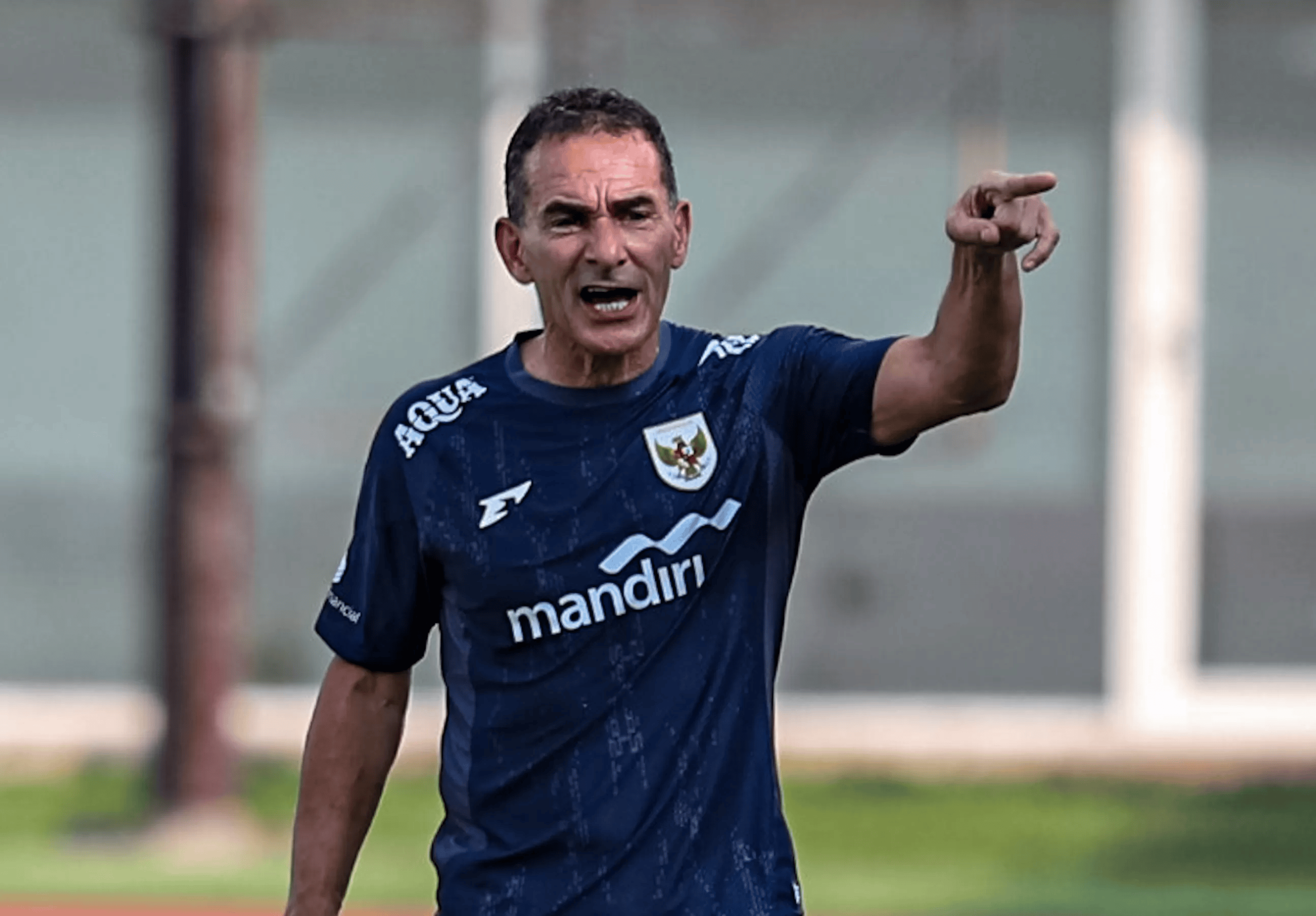 Gerald Vanenburg memimpin sesi latihan Timnas U-23 Indonesia di lapangan