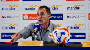 Asisten Pelatih Timnas Indonesia U-23 memberikan instruksi kepada pemain saat pertandingan melawan Thailand.