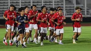 Pemain Timnas U-23 Indonesia Arkhan Fikri dan Tony Firmansyah saat latihan menjelang semifinal Piala AFF U-23