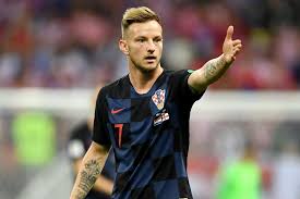 Ivan Rakitic mengangkat tangan ke tribun penonton saat laga terakhirnya bersama Timnas Kroasia