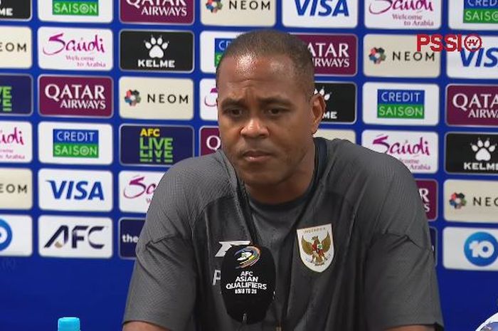 atrick Kluivert memberikan pernyataan kepada media setelah menghadiri final IBL 2025.