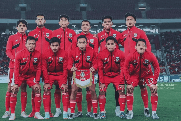Pelatih Timnas Indonesia U-23 Gerald Vanenburg memberikan arahan taktik kepada pemain muda
