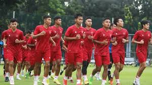 Pemain Timnas Indonesia U-23 berlatih di Stadion Gelora Bung Tomo Surabaya di bawah terik matahari saat gelombang panas ekstrem mengancam kelancaran TC.