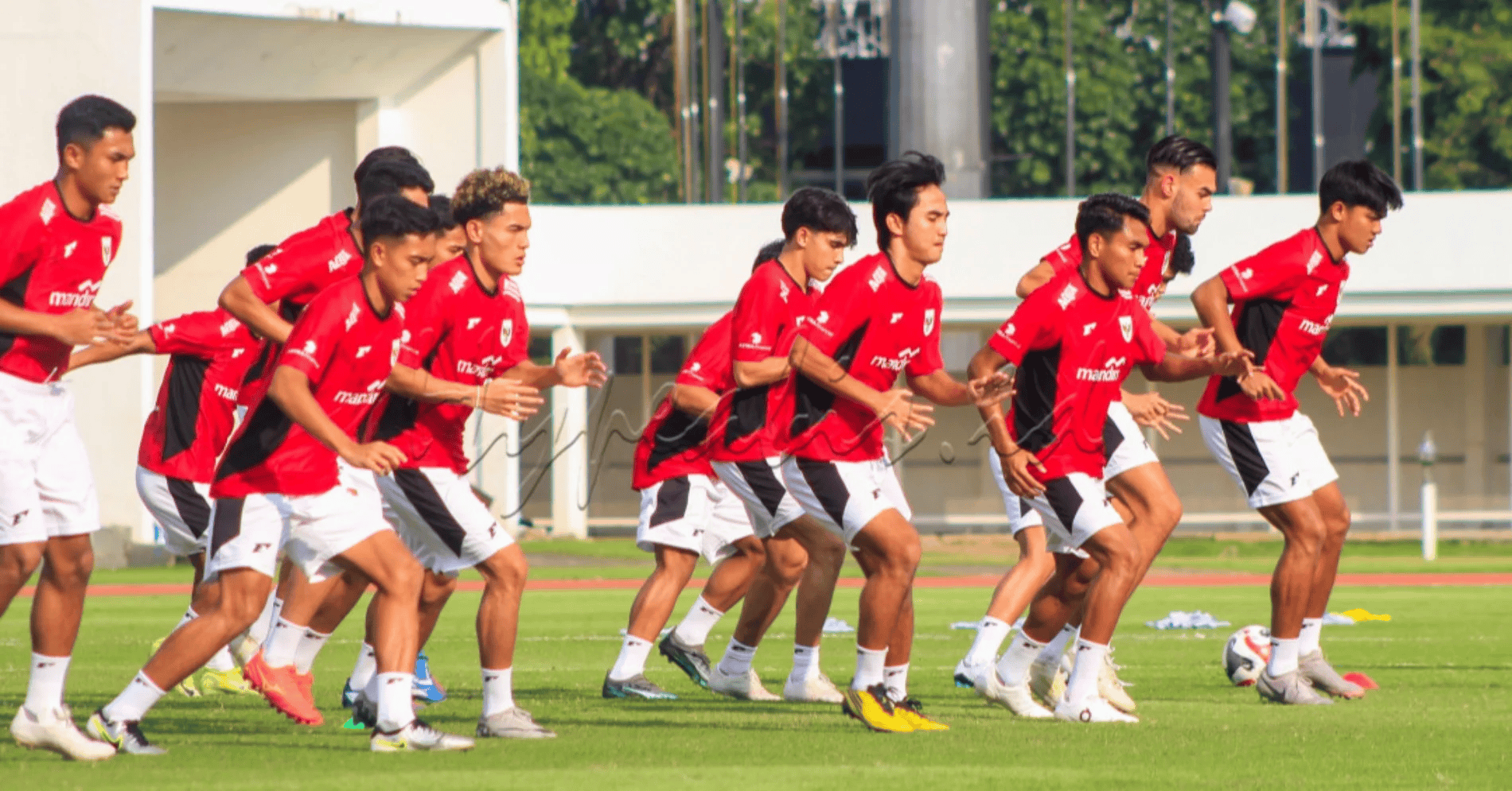 Pelatih PSS Seto Nurdiantoro memberikan wejangan kepada Dominikus Dion menjelang pemanggilan ke Timnas U-23 Indonesia.