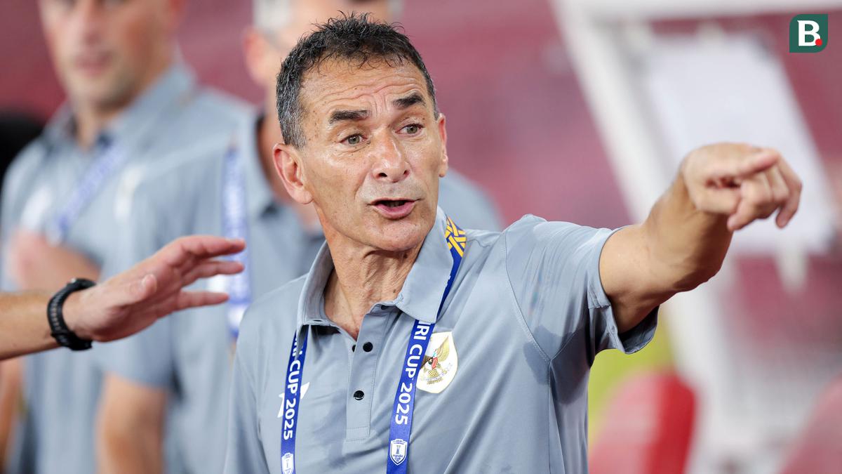 Pelatih Timnas U-23 Indonesia Gerald Vanenburg berdiri di samping lapangan saat pertandingan melawan Korea Selatan, di mana Indonesia kalah 0-6. Presiden PSSI Erick Thohir kemudian pastikan posisinya aman meski hasil buruk.