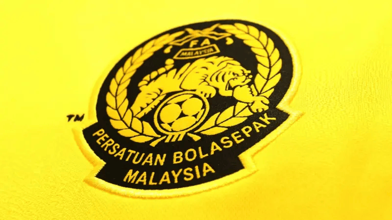 Logo resmi Federasi Sepak Bola Malaysia saat konferensi pers setelah dijatuhi sanksi oleh FIFA.