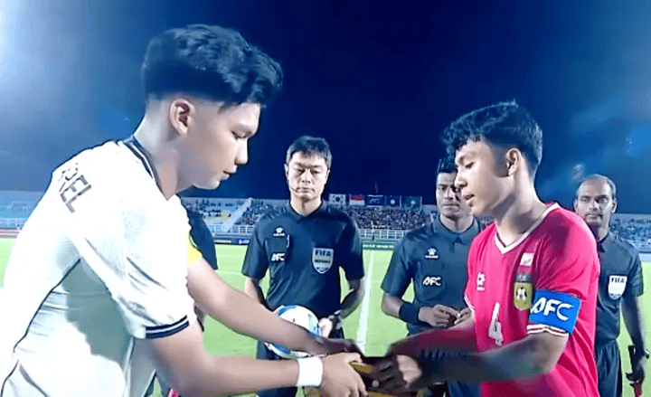 Pemain Timnas U23 Indonesia mencoba menembus pertahanan Laos dalam pertandingan berakhir imbang 0-0