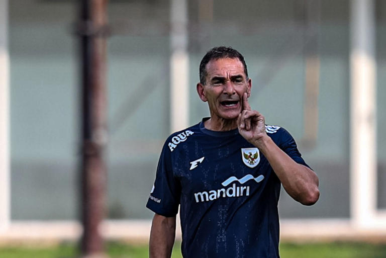 Gerald Vanenburg, pelatih Timnas Indonesia U-23, memberikan instruksi kepada pemain selama sesi latihan fisik di lapangan.
