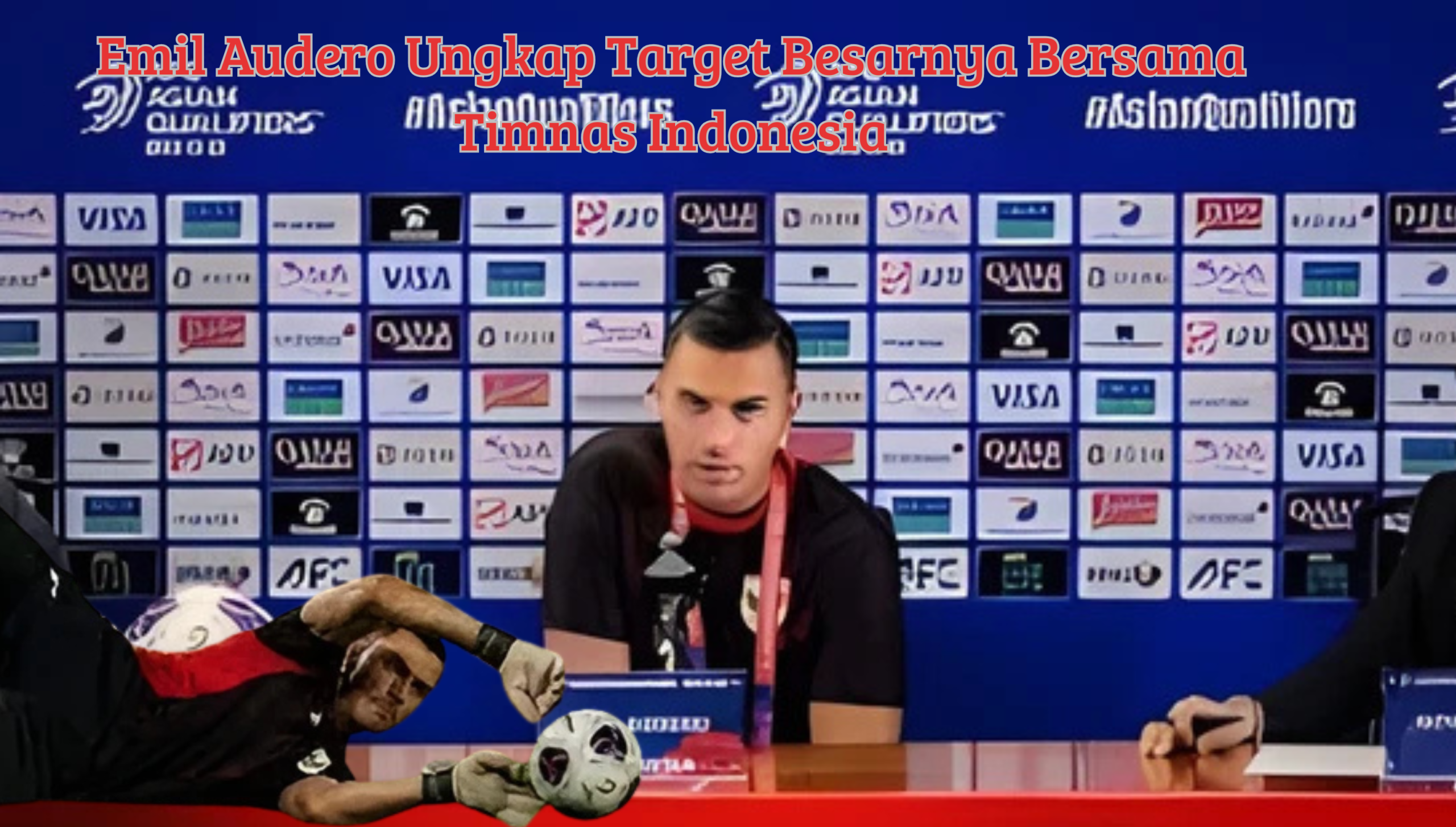 "Emil Audero saat konferensi pers bersama Timnas Indonesia, duduk di meja dengan latar belakang sponsor, membicarakan targetnya bersama tim nasional."