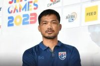 Timnas U-23 Thailand berlatih bersama di lapangan, menunjukkan komitmen meski menghadapi krisis pemain menjelang SEA Games 2025.