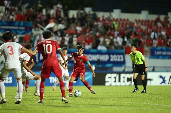 ain Timnas U-23 Indonesia berusaha mencetak gol ke gawang Laos U-23