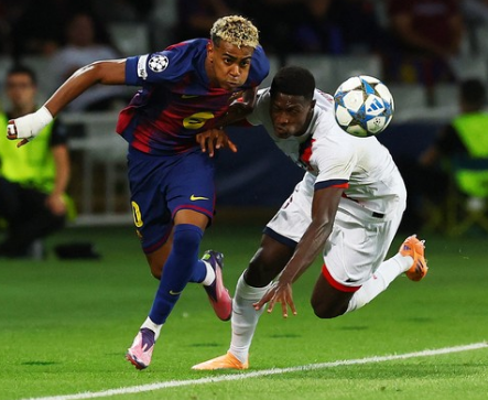 Pemain Barcelona berusaha melewati pemain PSG dalam pertandingan Liga Champions.
