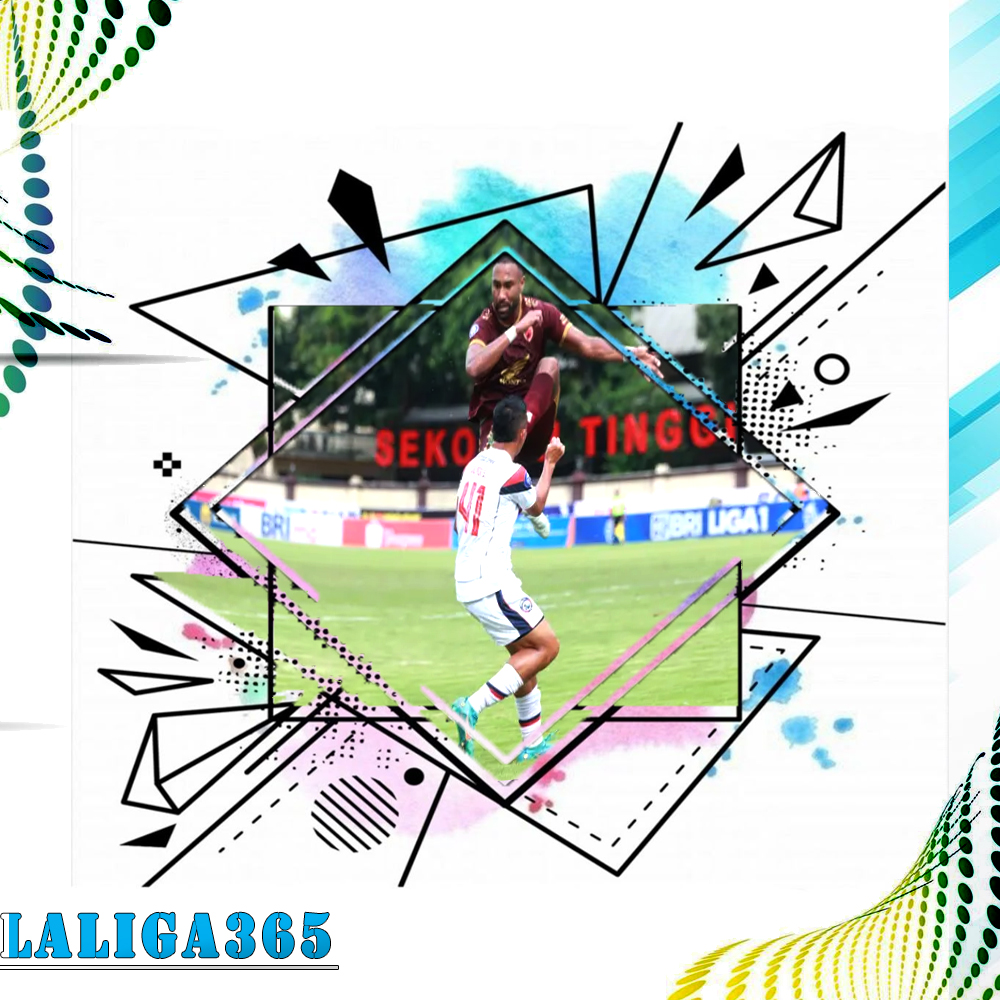 Yuran Fernandes (belakang) berduel dengan Dendi Sulistyawan pada laga Arema FC versus PSM Makassar dalam lanjutan BRI Liga 1 2022/2023, Sabtu (4/2/2023) sore WIB.