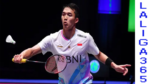 Foto multiple exposure pebulu tangkis tunggal putra Indonesia, Jonatan Christie dari tim Blitzers yang gagal mengembalikan kok ke arah Anthony Ginting dari tim Hurricanes dalam laga Badminton XL 2025 di Istora Senayan, Jakarta, Sabtu (04/10/2025).