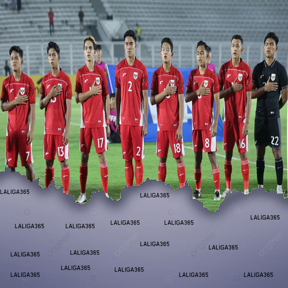 Alih-alih meletakkan tangan di dada seperti rekan-rekannya, bek Timnas Indonesia U-22 itu justru melakukan sikap sempurna saat menyanyikan lagu Indonesia Raya pada Laga uji coba melawan India di Stadion Madya, Jakarta, Jumat (10/10/2025).