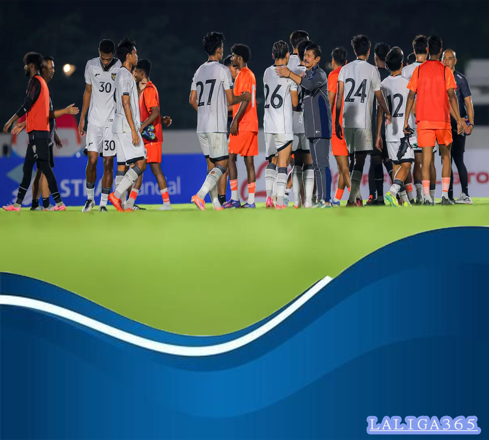 Pemain dan pelatih Timnas Indonesia U-22 bersalaman dengan pemain India setelah laga uji coba melawan di Stadion Madya, Senayan, Jakarta, Minggu (13/10/2025).