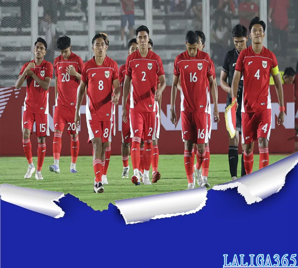 Beberapa pemain Timnas Indonesia U-22 sesaat sebelum berhadapan dengan India pada laga uji coba yang digelar di Stadion Madya Gelora Bung Karno (GBK), Jakarta, Jumat (10/10/2025) malam WIB. )
