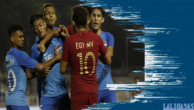 Gelandang Timnas Indonesia U-22, Egy Maulana, bersitegang dengan pemain Singapura U-22 pada laga SEA Games 2019 di Stadion Rizal Memorial, Manila, Kamis (28/11). Indonesia menang 2-0 atas Singapura.