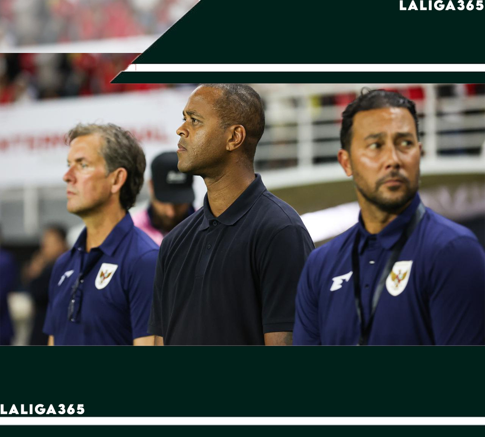 Pelatih kepala Timnas Indonesia, Patrick Kluivert, bersama asisten pelatih Alex Pastoor (kiri) dan Denny Landzaat (kanan) saat laga FIFA Matchday melawan Chinese Taipei di Stadion Gelora Bung Tomo (GBT), Surabaya, Jumat (05/09/2025)