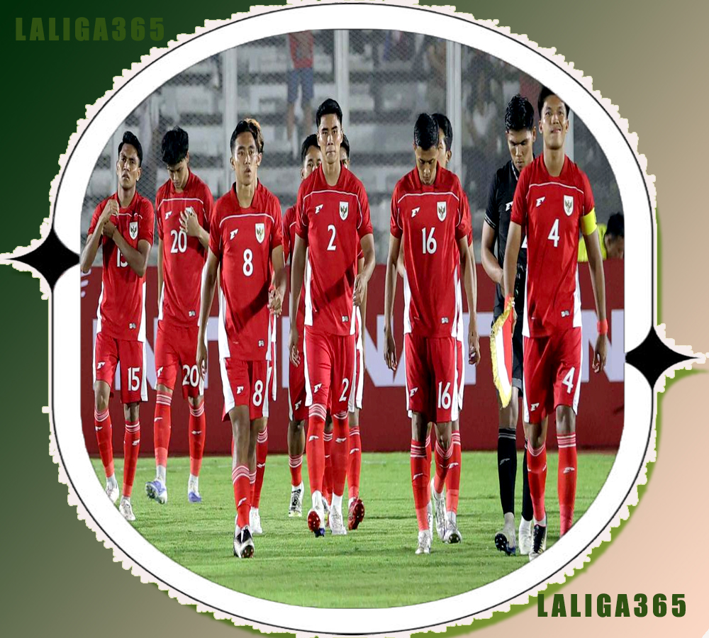 Beberapa pemain Timnas Indonesia U-22 sesaat sebelum berhadapan dengan India pada laga uji coba yang digelar di Stadion Madya Gelora Bung Karno (GBK), Jakarta, Jumat (10/10/2025) malam WIB