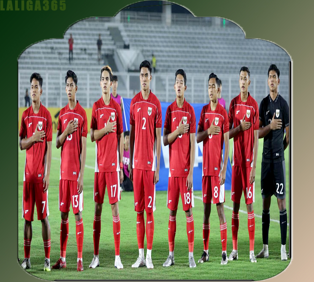 Alih-alih meletakkan tangan di dada seperti rekan-rekannya, bek Timnas Indonesia U-22 itu justru melakukan sikap sempurna saat menyanyikan lagu Indonesia Raya pada Laga uji coba melawan India di Stadion Madya, Jakarta, Jumat (10/10/2025)
