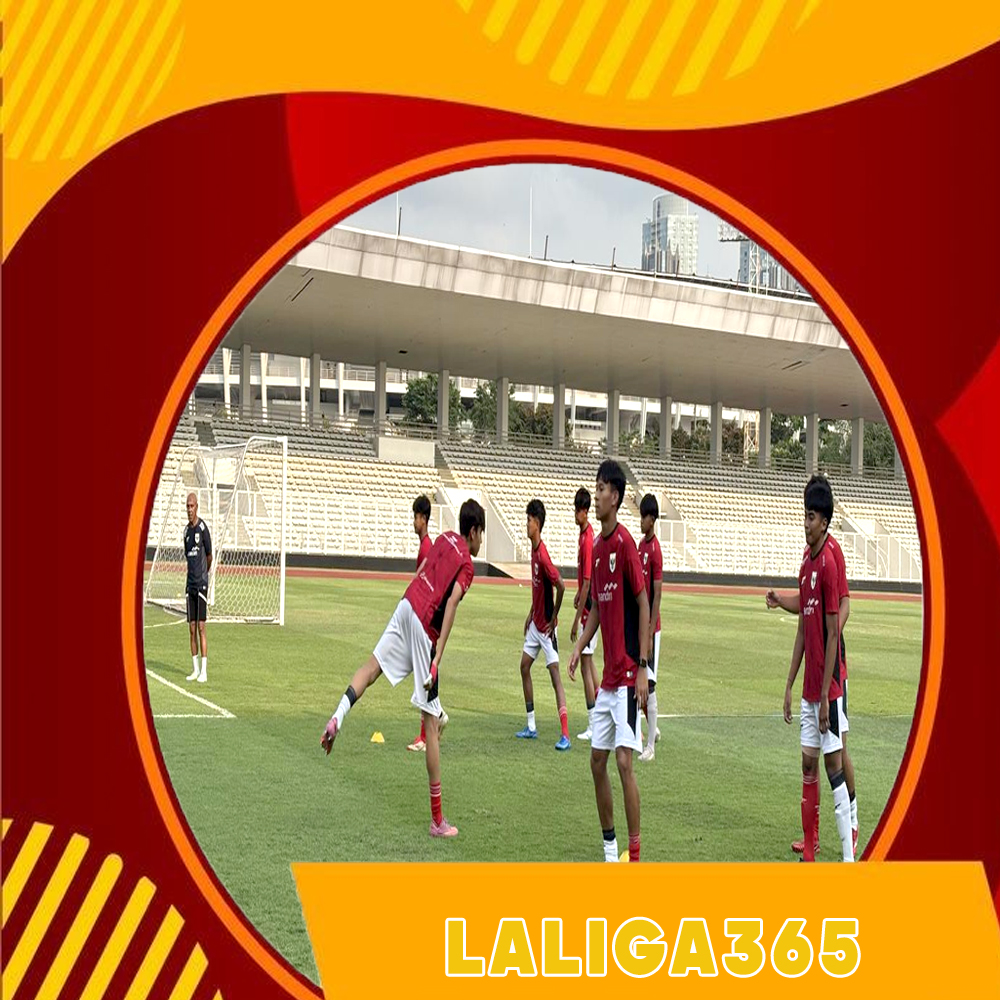 Timnas Indonesia U-17 berlatih di Stadion Madya GBK, Senayan, Jakarta pada sore hari Rabu, 15 Oktober 2025.