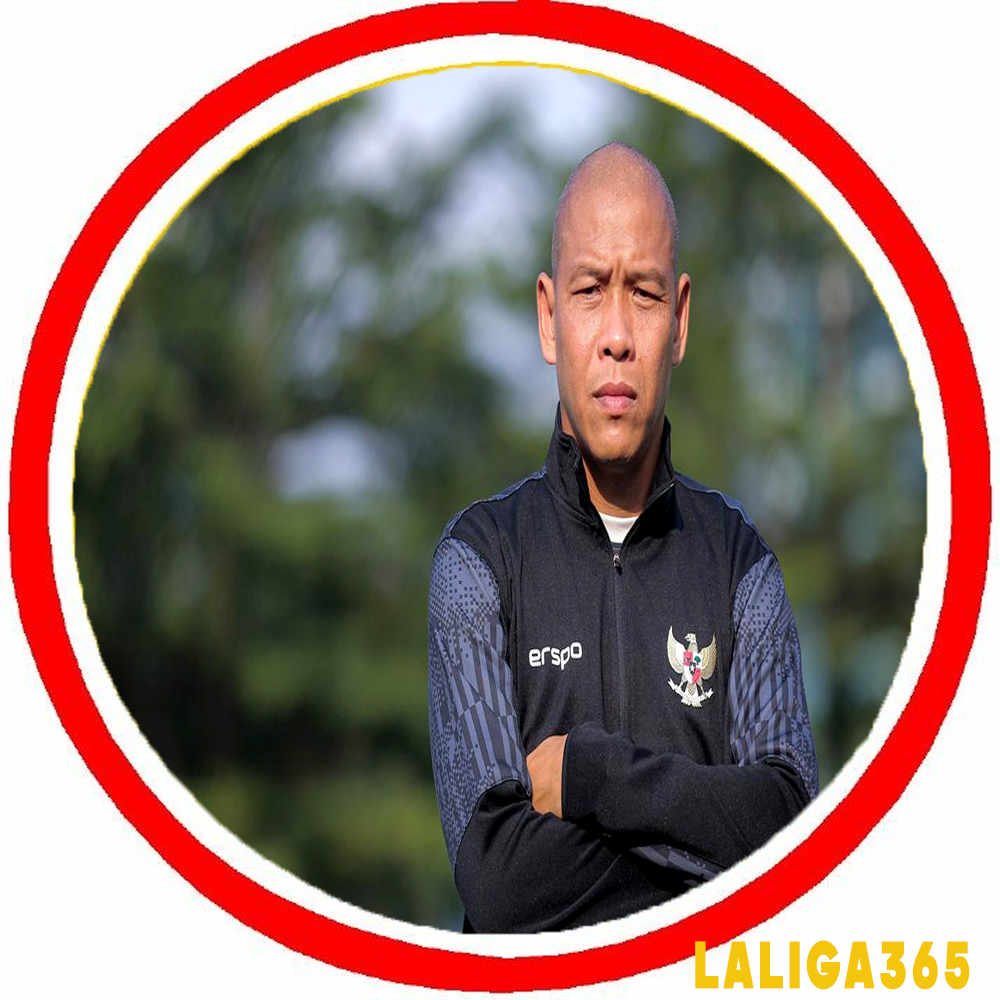 Nova Arianto, pelatih Timnas Indonesia U-17, memimpin seleksi di Lapangan B, Kompleks Stadion Utama Gelora Bung Karno (SUGBK), Senayan, Jakarta, pada Kamis (08/08/2024).